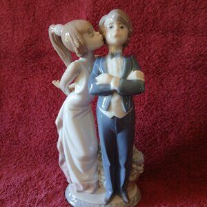 Lladro "Let's Make Up" porcelain figurine